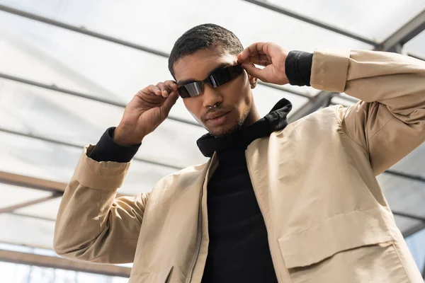 Vista Ángulo Bajo Jóvenes Afroamericanos Ajustando Gafas Sol Con Estilo — Foto de Stock