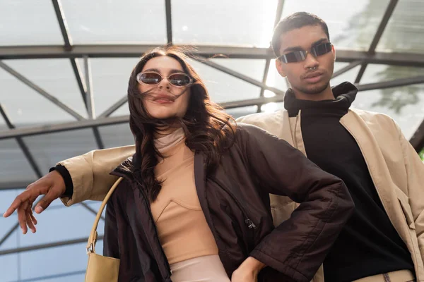 Blick Auf Ein Stilvolles Paar Mit Sonnenbrille Das Die Kamera — Stockfoto