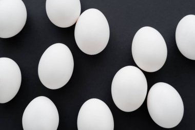 Siyah üzerine izole edilmiş beyaz tavuk yumurtalarının üst görüntüsü 
