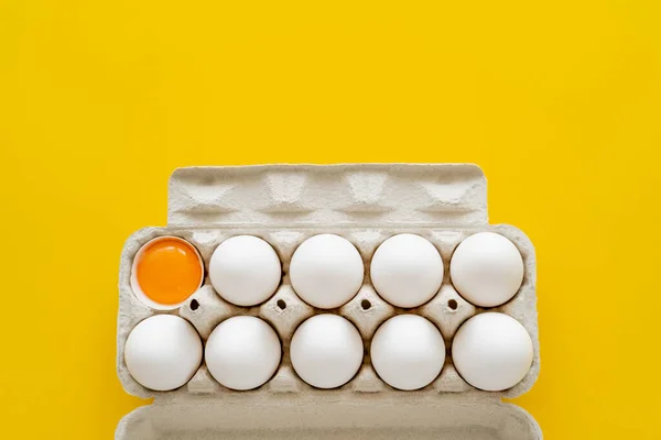 Vista Superior Ovos Gema Com Casca Bandeja Isolada Amarelo — Fotografia de Stock