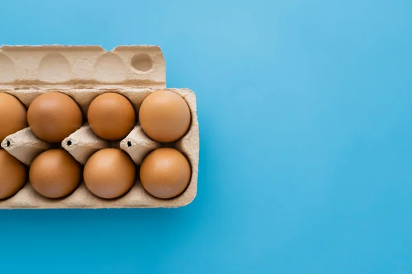 Vista Dall Alto Delle Uova Pollo Naturali Vassoio Cartone Sfondo — Foto Stock