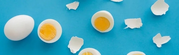 Vista Superior Huevos Cocidos Cerca Mientras Que Las Cáscaras Agrietadas — Foto de Stock