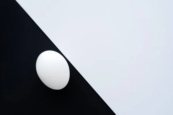 Вид Зверху Яйце Білому Чорному Тлі — стокове фото