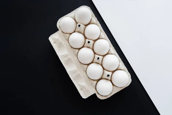 Vista Superior Huevos Pollo Frescos Bandeja Sobre Superficie Blanca Negra — Foto de Stock