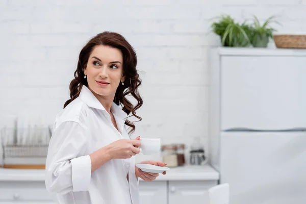 Mujer Morena Camisa Sosteniendo Taza Café Cocina Borrosa —  Fotos de Stock