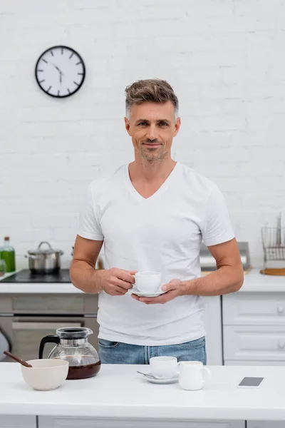 Hombre Camiseta Sosteniendo Taza Café Cerca Teléfono Inteligente Con Pantalla — Foto de Stock