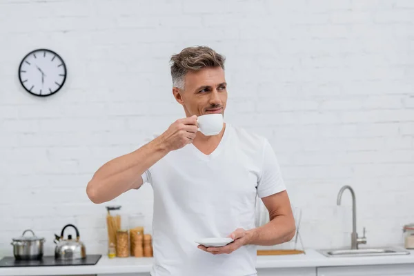 Uomo Shirt Possesso Una Tazza Caffè Cucina Mattino — Foto Stock