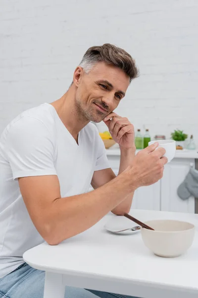 Positieve Man Houdt Kopje Koffie Keuken Ochtend — Stockfoto