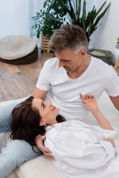 Uomo Abbracciare Moglie Positiva Camicia Bianca Sul Letto Mattino — Foto Stock