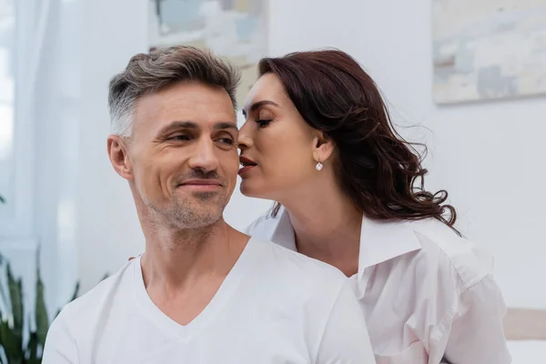 Wanita Berambut Cokelat Mencium Suami Tersenyum Rumah — Stok Foto