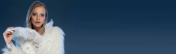 Fiatal Téli Smink Pózol Műszőrme Kabát Megérinti Toll Sötét Kék — Stock Fotó