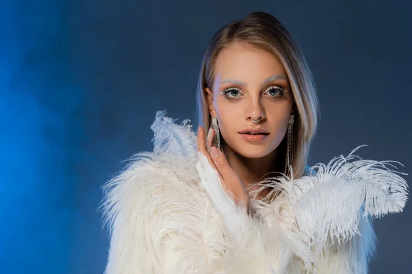 Jong Pierced Vrouw Faux Fur Jas Met Witte Veren Poseren — Stockfoto