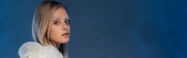 Mujer Perforada Con Maquillaje Invierno Cejas Congeladas Posando Sobre Fondo — Foto de Stock