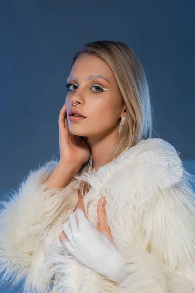 Pierced Woman Winter Makeup Posing White Faux Fur Jacket Dark — Stock Photo, Image