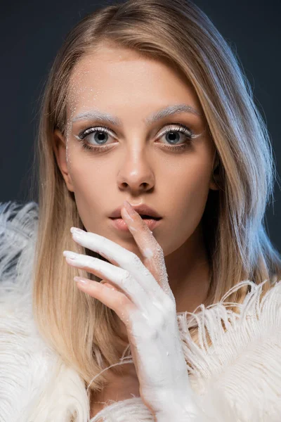 Retrato Mujer Joven Rubia Con Maquillaje Invierno Posando Aislado Azul — Foto de Stock