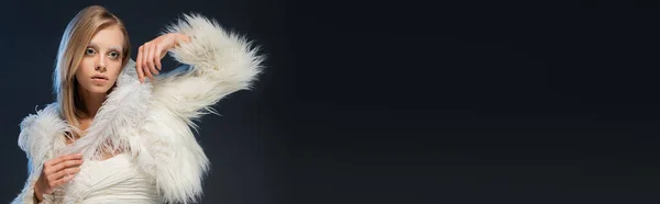 Vacker Kvinna Faux Pälsjacka Poserar Med Vit Fjäder Isolerad Blå — Stockfoto