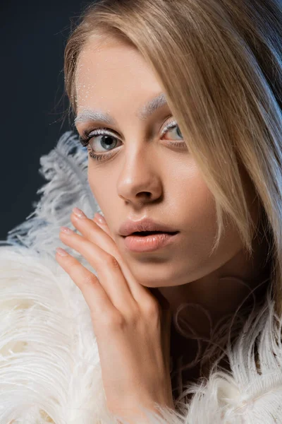Портрет Молодой Женщины Белыми Перьями Смотрящей Камеру Изолированную Темно Синем — стоковое фото