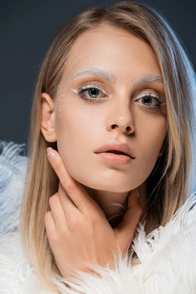 Retrato Una Joven Rubia Mirando Cámara Mientras Posa Cerca Plumas —  Fotos de Stock