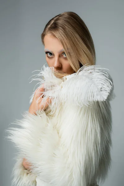 Beyaz Kürk Ceketli Genç Bir Kadın Tüylü Gri Renkli Kameraya — Stok fotoğraf
