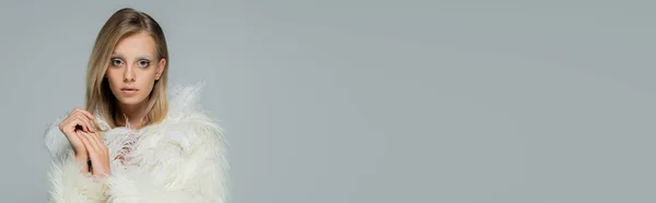 Молодая Женщина Зимнем Искусственном Меховом Пиджаке Белыми Перьями Смотрящая Камеру — стоковое фото