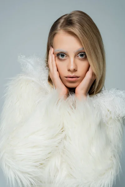 Blond Ung Kvinna Snygga Faux Pälsjacka Med Vita Fjädrar Tittar — Stockfoto