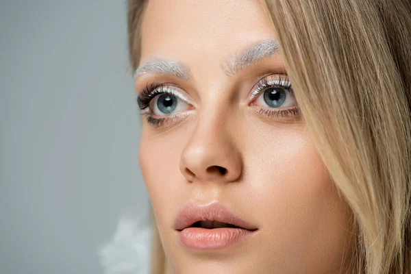 Vista Cerca Modelo Joven Con Maquillaje Invierno Cejas Blancas Congeladas — Foto de Stock