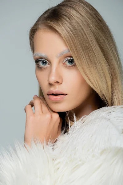Retrato Jovem Mulher Com Maquiagem Inverno Sobrancelhas Brancas Congeladas Olhando — Fotografia de Stock
