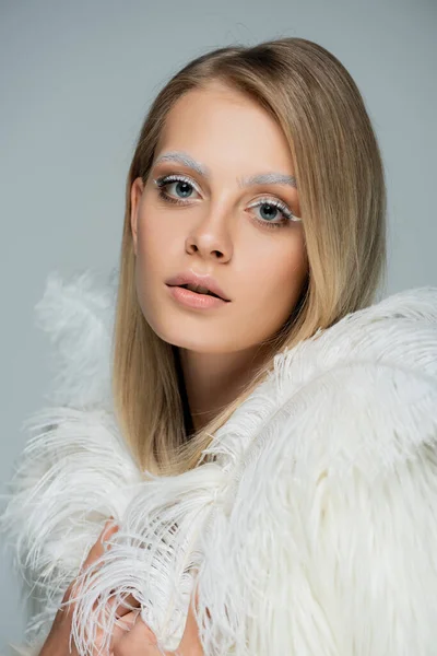 Retrato Mujer Bonita Con Maquillaje Invierno Cejas Blancas Mirando Cámara — Foto de Stock