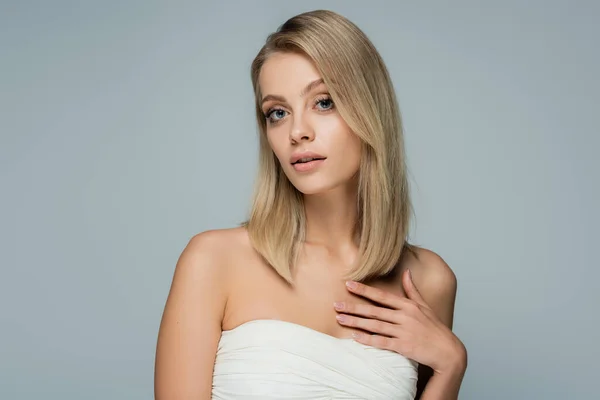 Ung Blond Modell Med Bara Axlar Och Naturlig Makeup Tittar — Stockfoto