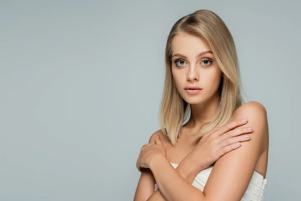 Ung Blond Kvinna Med Bara Axlar Och Naturlig Makeup Poserar — Stockfoto