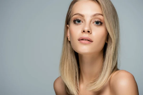 Porträtt Ung Blond Kvinna Med Blå Ögon Och Naturlig Makeup — Stockfoto