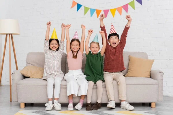 Aufgeregte Multiethnische Kinder Blicken Bei Geburtstagsfeier Hause Die Kamera — Stockfoto