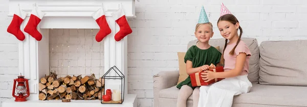 Dzieci Czapkach Okazji Urodzin Pobliżu Świąt Bożego Narodzenia Wystrój Domu — Zdjęcie stockowe