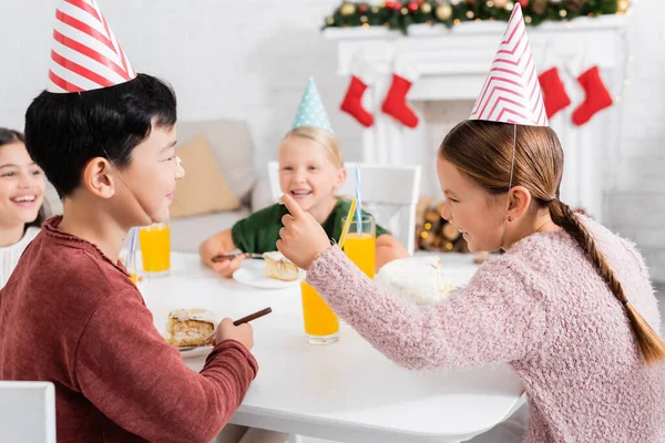 亚洲朋友快乐的孩子在家里用奶油生日蛋糕涂鼻涕 — 图库照片