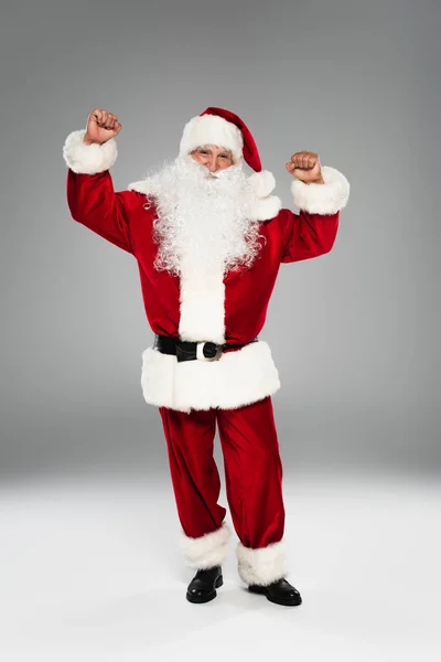 Emocionado Santa Claus Mostrando Gesto Sobre Fondo Gris —  Fotos de Stock