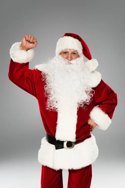 Papai Noel Barbudo Mostrando Sim Gesto Olhando Para Câmera Isolada — Fotografia de Stock