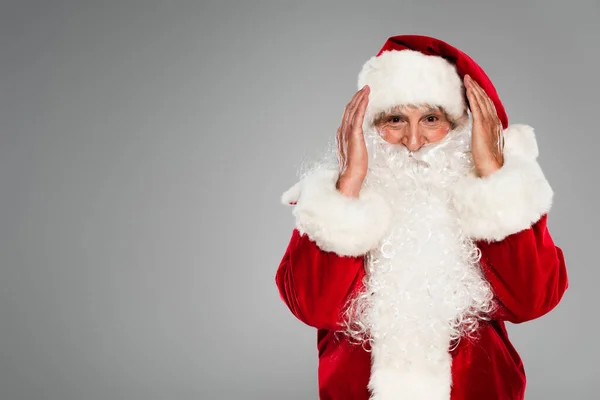 Barbudo Padre Navidad Traje Mirando Cámara Aislado Gris — Foto de Stock