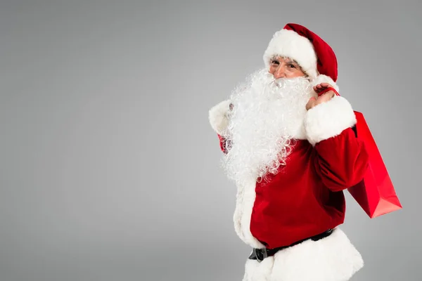 Papai Noel Barbudo Traje Segurando Saco Compras Isolado Cinza — Fotografia de Stock