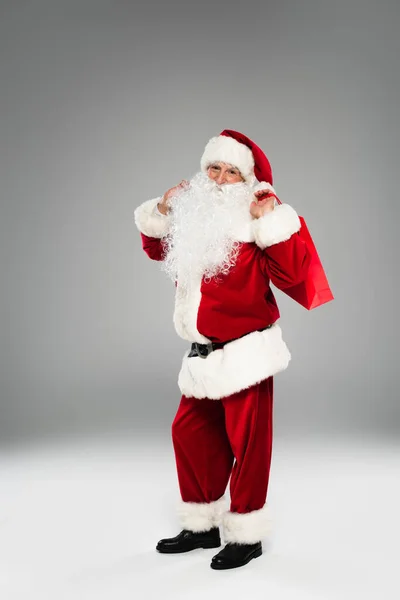 Tutta Lunghezza Del Padre Natale Costume Tenendo Shopping Bag Mentre — Foto Stock