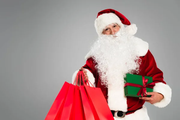 Santa Claus Sosteniendo Bolsas Regalo Compras Aisladas Gris —  Fotos de Stock