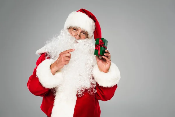 Papai Noel Óculos Apontando Para Pequena Caixa Presente Isolada Cinza — Fotografia de Stock