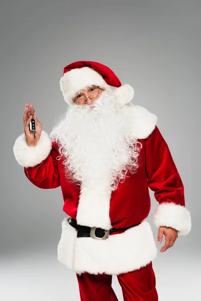 Kırmızı Kostümlü Noel Baba Arabanın Anahtarını Tutuyor Gri Renkli Kameraya — Stok fotoğraf