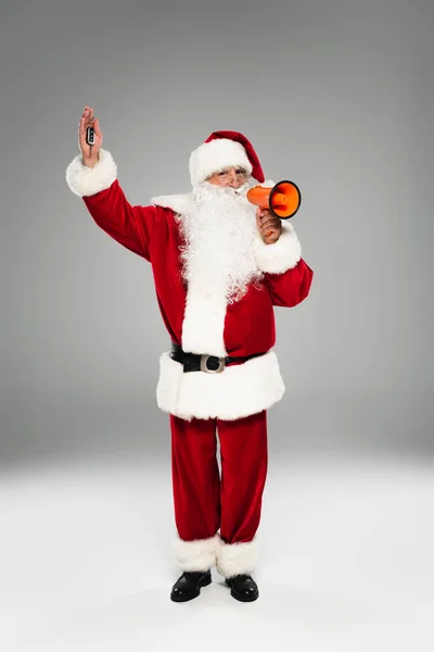 Plná Délka Santa Claus Drží Klíček Auta Reproduktor Šedém Pozadí — Stock fotografie