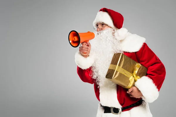 Papai Noel Óculos Segurando Alto Falante Presente Isolado Cinza — Fotografia de Stock