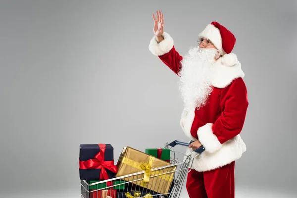 Santa Claus Sombrero Agitando Mano Cerca Del Carrito Compra Con — Foto de Stock
