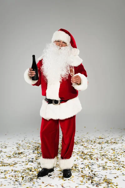 Повна Довжина Санта Клауса Капелюсі Тримає Пляшку Шампанського Склянку Біля — стокове фото