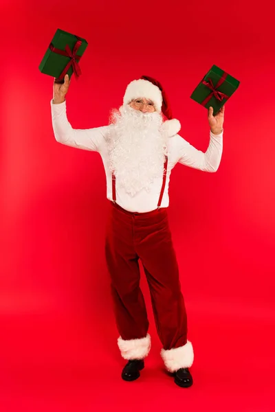 Santa Claus Barbudo Gafas Con Regalos Mirando Cámara Sobre Fondo —  Fotos de Stock