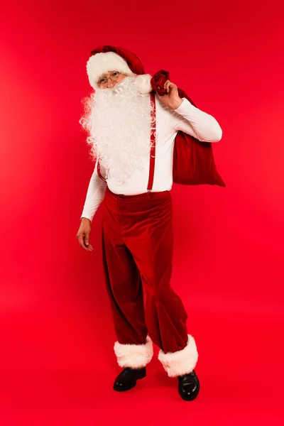 Santa Claus Gafas Con Saco Sobre Fondo Rojo — Foto de Stock