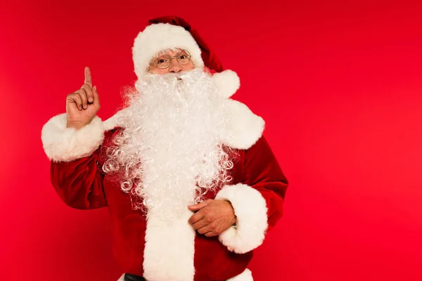 Бородатый Санта Клаус Очках Имеющий Идею Красном Фоне — стоковое фото