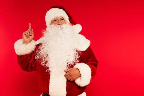 Vousatý Santa Claus Brýlích Nápadem Červeném Pozadí — Stock fotografie